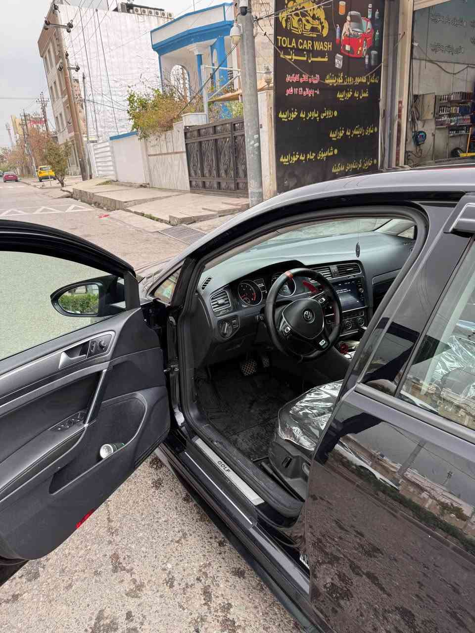 سلام عليكم گولف ٢٠١٩. رةقةم و سنوى نويية بة ناوى خومة فول فولة شاشة گةورةو سلايتة سةيارةكة ٢ پارجةى هةية ايرباگ سيستةمة 
گير و مكينة بة شةرت سيارةكة ٤ تايةى نويي لةسةرة 
***********
*********** أربيل, العراق
