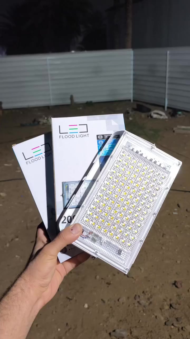 🚨🚨عرض نهاية السنة بلوجكتر ليد مطري   يحتوي على 96 ليد اناره قوية جدا مناسب للمنازل و الحدائق والمخازن والطرقات 
🔹3 قطع بسعر  20 الف والتوصيل مجاني 
🔹للحجز راسل الصفحة او على الواتساب ***********
🔹متوفر جملة اصحاب المحلات
