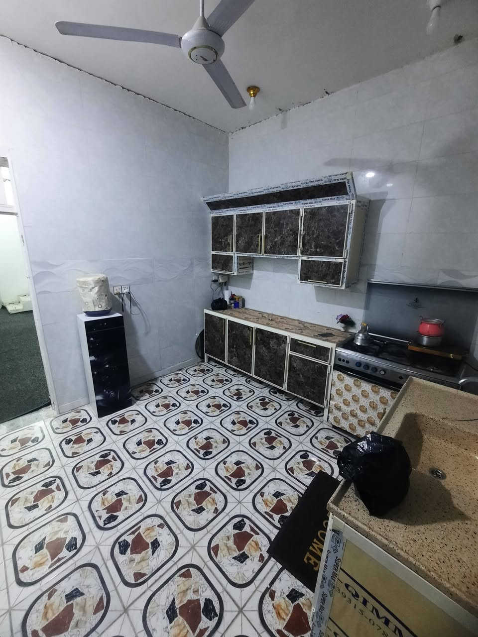 السلام عليكم بيت للبيع مساحه 140 نزلت علي لامير قرب المستوصف يبعد عن الشارع الصب 50 سكف صب بناء بلوك  يتكون من غرفه وصاله ومطبخ وصحيات خارجيه وصحيات داخليه نقص بي فقط استقبال بيت نضيف كلش
الاستفسار *********** خاص مفتوح
