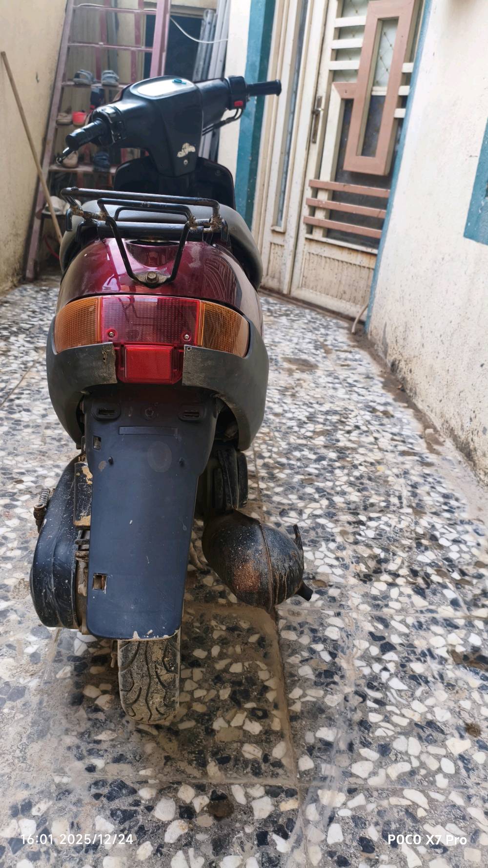 السلام عليكم...  الدراجه موديل 2003....  شاصي شخط مابي .....  الدراجه امانت الله تاخذها وتنسه المصلح....  لايت امامي....  بك لايت خلفي...  اشاير يمنى يرسا....  نكره سلف تشتغل بل7الصبح....  الكفرات شخط مابيهن....  الصالنصه بلادي...  مكينه ناعمه.... السرعه الحقيقيه 55 شلعه ومعدل....  النواقص الي بيها..  قبق حمايه مال دبه الدهن. دكمه هورن و. الماشه بيها عوج بصيطط جداً يصلح واذا تريد اوكعلك من فلوسهن..كربلاءالمقدسة.الحرالصغير ***********   