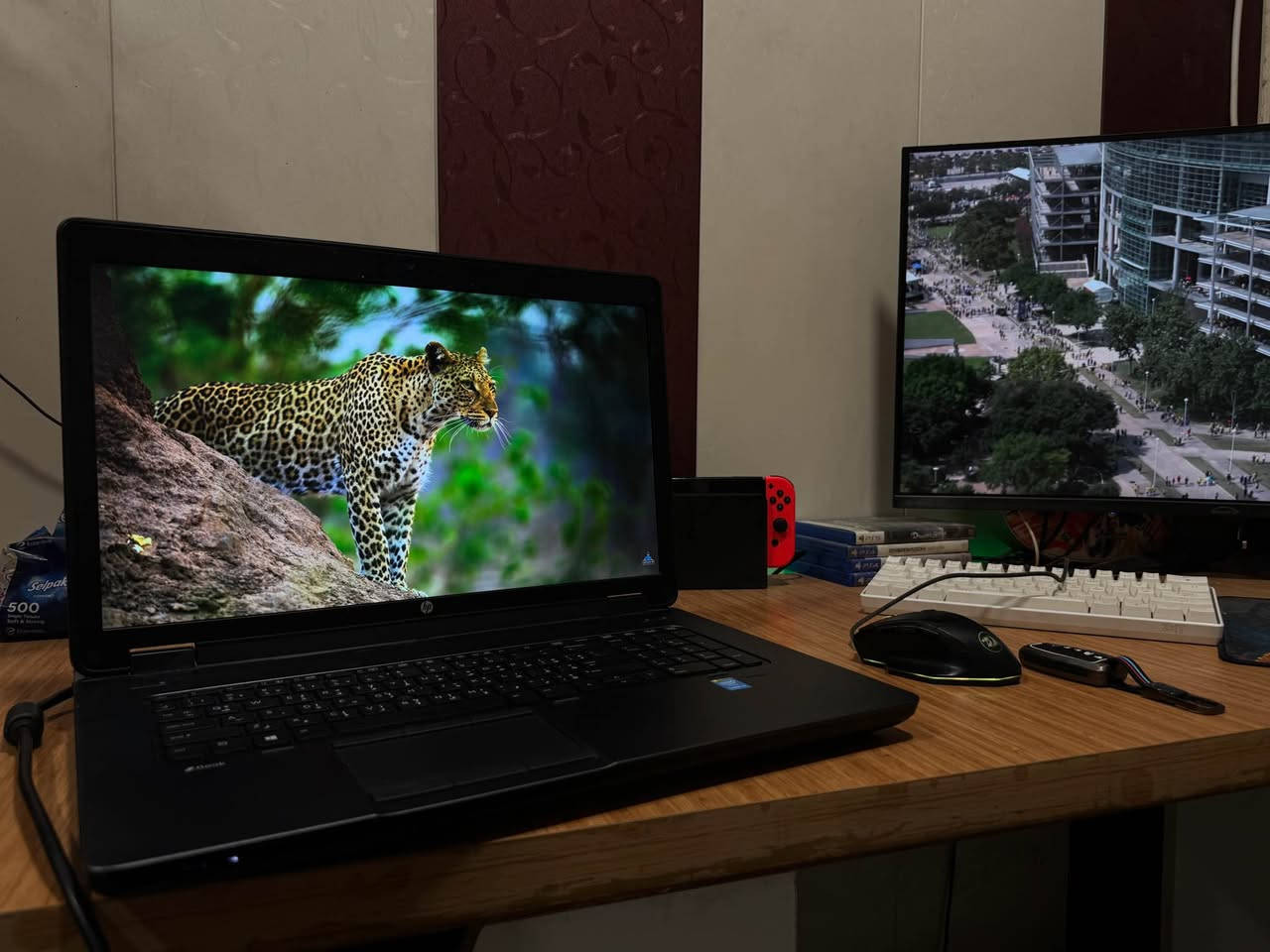 للبيع: لابتوب الأداء القوي HP ZBook 17 G1 - محطة عمل متنقلة
إذا كنت تبحث عن جهاز قوي للاستخدام المكتبي، البرمجة، برامج الهندسة , الطباعة , الالعاب البسيطة أو التصميم بميزانية اقتصادية، فهذا الجهاز هو الخيار المثالي.
المواصفات الفنية:
 المعالج: Intel Core i7-4800MQ (معالج قوي وعالي الأداء).
 التخزين: هارد سريع جداً بسعة 512GB SSD .
 الشاشة: قياس 17 بوصة كبيرة ومريحة للعين ومناسبة للأعمال الهندسية والمكتبية.
 الحالة: الجهاز بحالة جيدة ويعمل بكفاءة.
منافذ التوصيل :
يتميز هذا الجهاز بأنه يحتوي على كافة المنافذ التي قد تحتاجها دون الحاجة لوصلات إضافية:
 عدد كبير من منافذ USB 3.0 فائقة السرعة.
 منفذ Thunderbolt ومنفذ DisplayPort.
 منفذ VGA لتوصيل الشاشات وأجهزة العرض القديمة والحديثة.
 قارئ بطاقات ذاكرة (SD Card Reader).
 منفذ SC (Smart Card).
 محرك أقراص ضوئية (DVD-RW).
 منافذ صوت منفصلة للسماعات والمايكروفون.
السعر المطلوب:
250,000 دينار عراقي.
ملاحظة: الجهاز مثالي لمن يبحث عن شاشة كبيرة وأداء مستقر بسعر اقتصادي.
للتواصل 
واتساب *********** 
او عن طريق الخاص عمارة, ميسان
