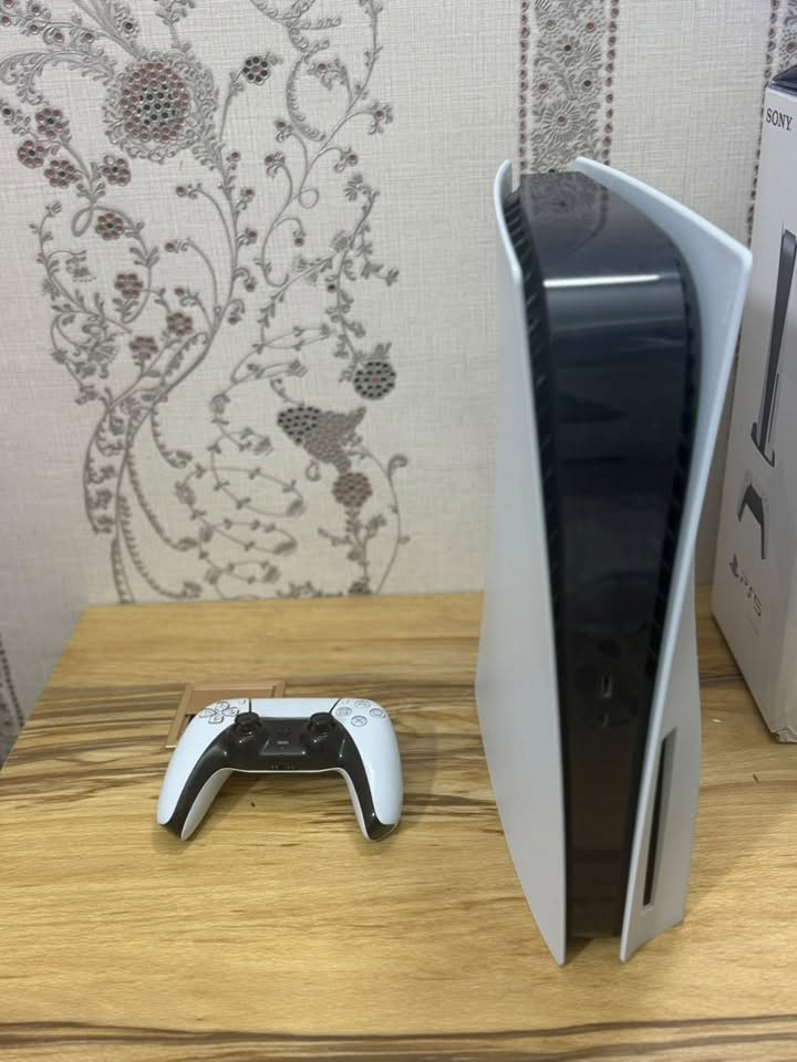 السلام عليكم
جهاز ps5 ( فات) للبيع
جهاز نضافة 99% 
كامل الملحقات 
كيبل HD بعدة بل غلاف ممفتوح 
كارتونة  
وقاعدة للجهاز  عموديا
يدة بلادية 100% شغالة بدون اي مشكلة 
 متوفر ويا مجموعة أقراص ( ريسدنت ايفل٤ ، ديدرويت ، ماين كرافت ، كراند ٥ . فيفيا ٢٠ . بيس ١٩، كود اوف وار .)
 السعر 650  وبي مجال للاستفسار *********** واتساب
