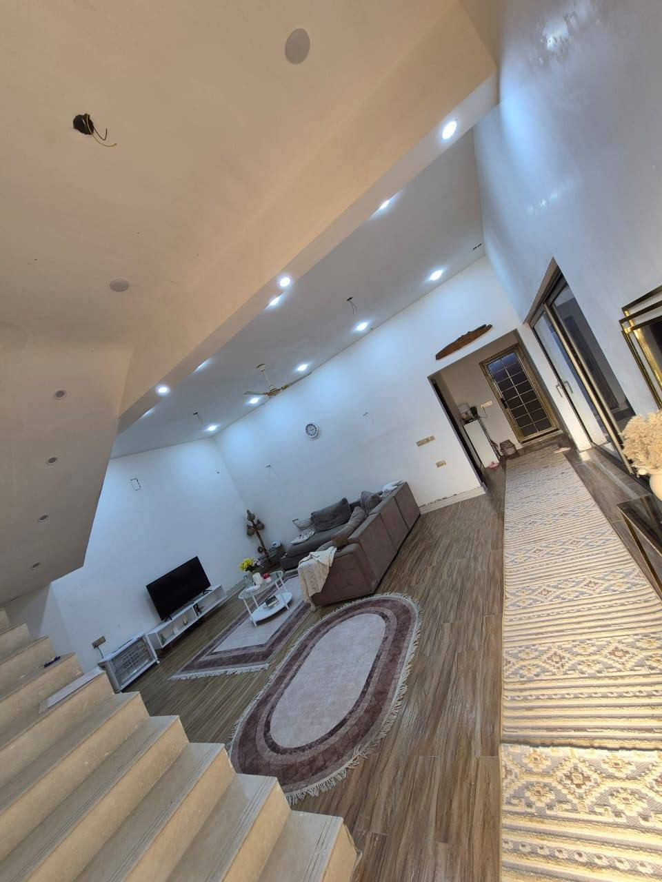 صبحكم الله بالخير...
دار حديث للبيع طابو زراعي اصولية 100% 

العنوان الفيحاء ارض الدكتور مقابيل ميناء المعقل مباشراً تبعد عن الشط 600 م 

مساحة الارض 230 م 

مساحة البناء 150 م 

طابقين ونص 

الطابق الاول غرفة نوم غرفة استقبال صالة كبيرة مطبخ حار بارد  حديقة داخلية حديقة خارجية كراج منور حمامات داخلية لوندري حمامات خارجية 

الطابق الثاني 3 غرف نوم وحدة بيهن ماستر وصالة وحمامات ولوندري 

السطح غرفة مخزن غرفة مقطورات بيتونة 

شغل درجة اولى من مواد ماء وكهرباء وشيش وابواب وشبابيك 

صب كونكريت مركزي بمادة c35 

بالنسبة للكهرباء كل طابق معزول عن الثاني 

تأسيس انترنت كامرات ستلايت

لباقي التفاصيل التواصل واتساب فقط    *********** 

علما البيت بأسمي 

السعر  200 مليون قابل للتفاوض
