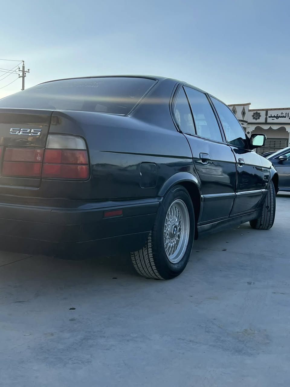 للبيع و مراوس بي ام 525 محرك مسكر عدل كير عادي صدر جديد تايرات جديد كهربائيات كلها شغاله غرفتها مال 95 جلد مديل 89 مكان السياره سامراء للاستفسار ***********
