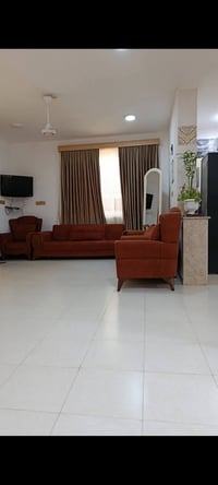 مستعجل • ميز طعام • كاونتر