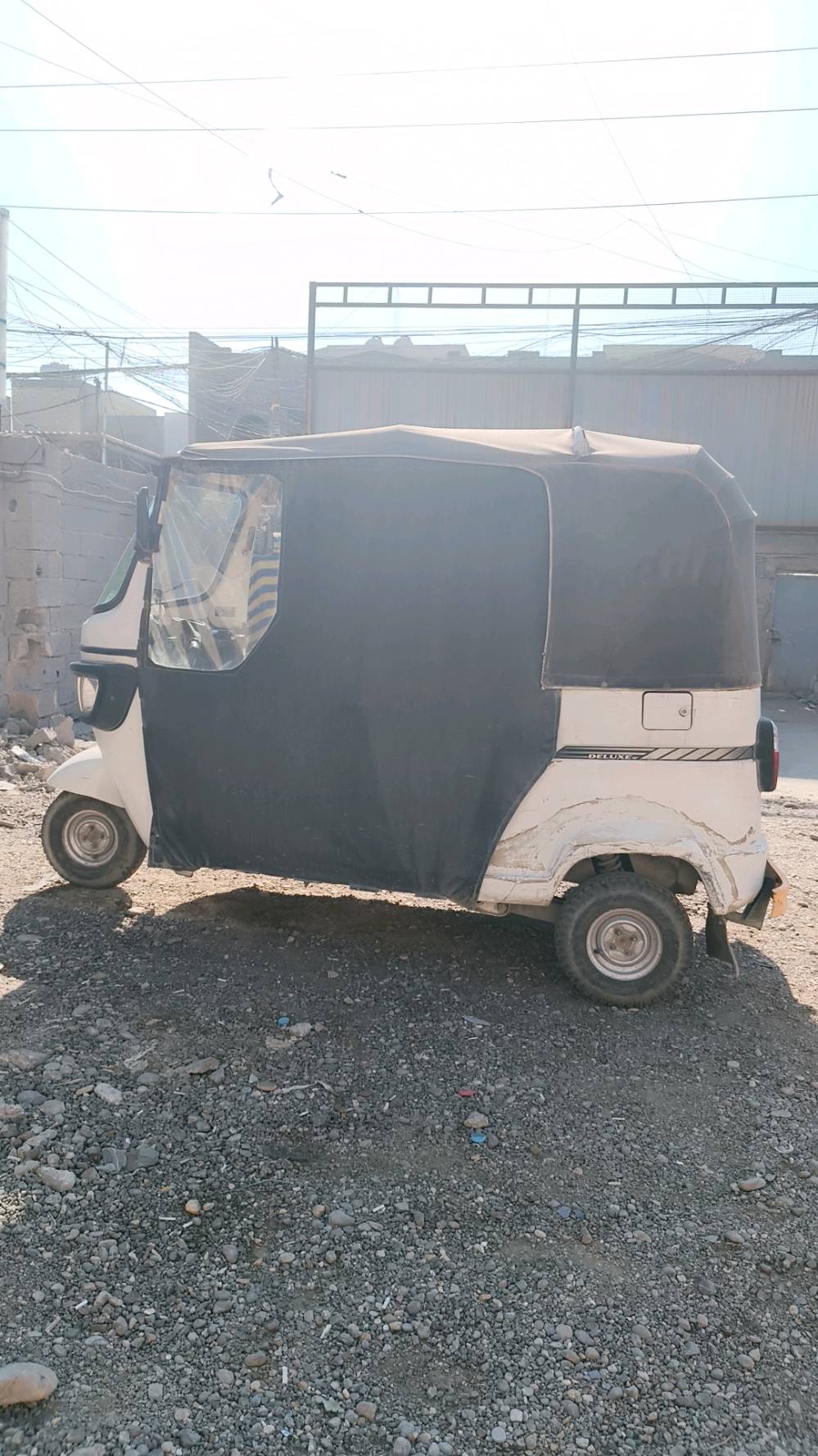 هذا تكتك TVS King جاهز للبيع. يتميز بمقصورة واسعة وغطاء لحماية الركاب من العوامل الجوية. الهيكل الخارجي والحالة العامة جيدة، ومثالي للاستخدام في الأعمال أو النقل الشخصي.