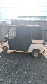 هذا تكتك TVS King جاهز للبيع. يتميز بمقصورة واسعة وغطاء لحماية الركاب ...