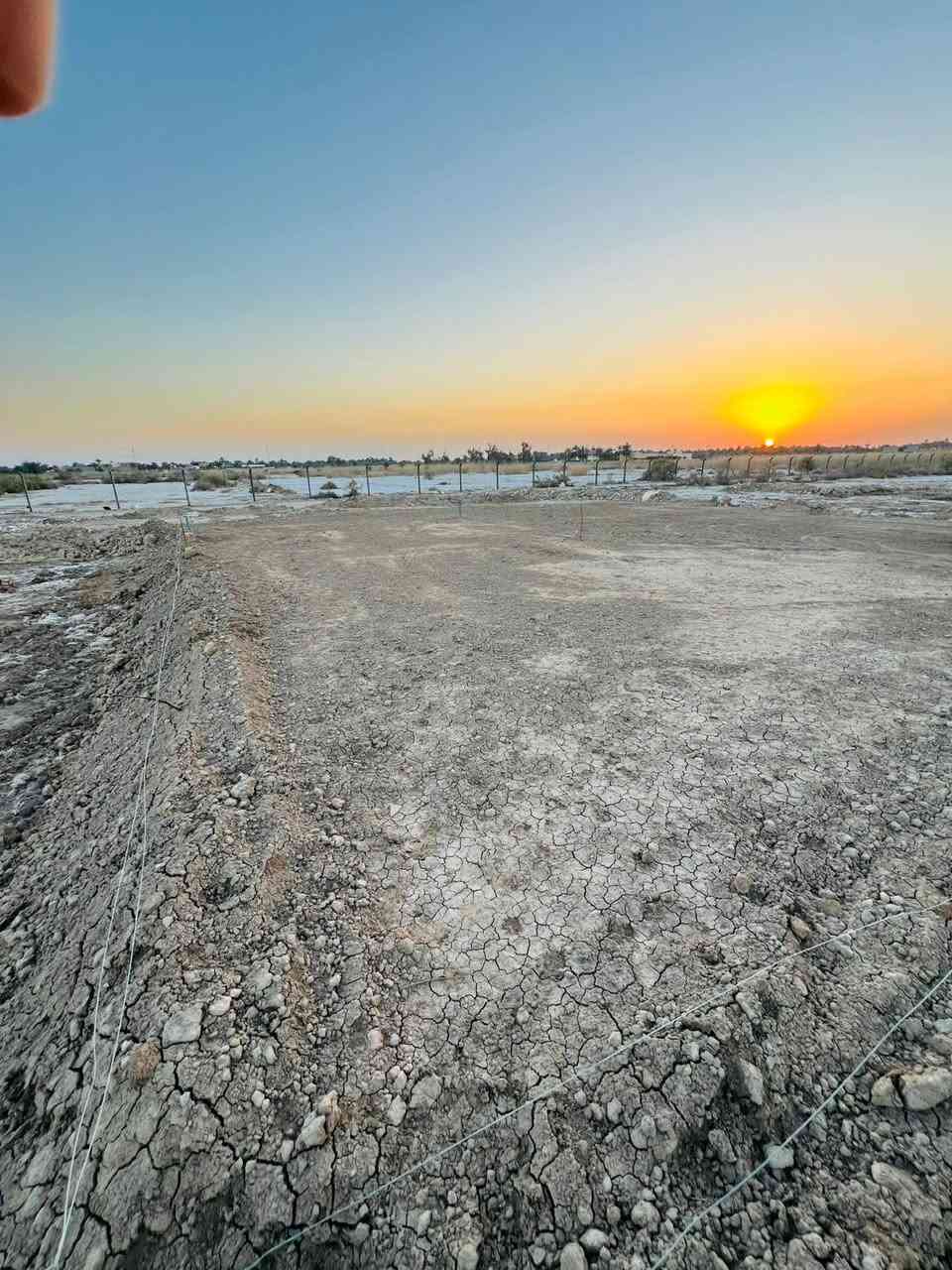 قطعه ارض للبيع المساحه 120متر متوفر مي اساله مدفونه وكامله قرب مطعم هنداس ***********
