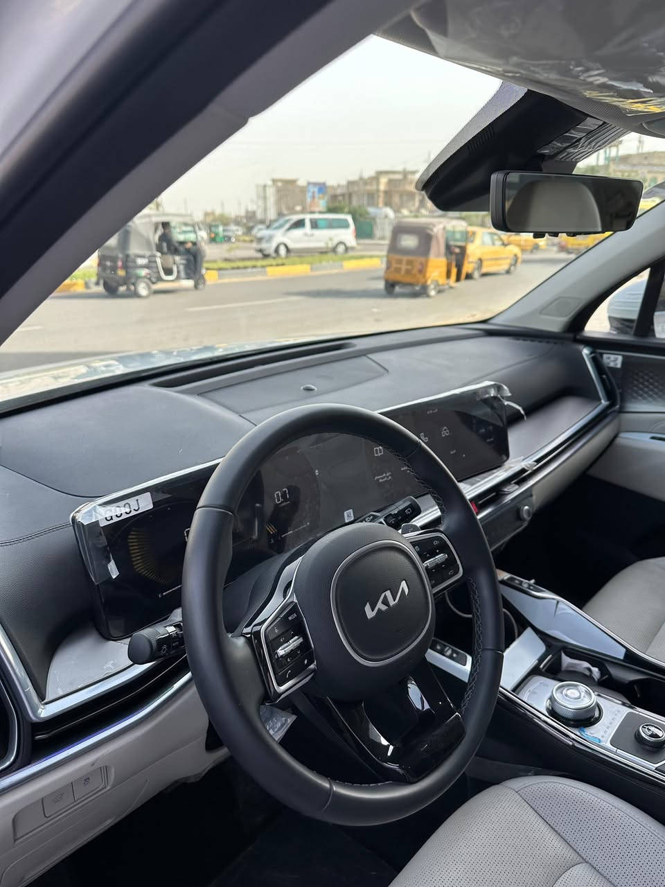 🚘 كيا سورينتو 6 سلندر – موديل2025 (خليجي)وكالة(اكدال)
🔧 المحرك:
• 6 سلندر – 3500

🛣 ماشية:
•16،000 كم

🔑 التشغيل:
• بصمة تشغيل
• تشغيل عن بُعد

🪑 المقاعد:
• مقعد السائق والراكب كهربائي ⚡
• مقاعد جلد
• تدفئة وتبريد للمقاعد الأمامية ❄🔥
• ستائر جانبية للمقاعد الخلفية
. تحكم جانبي لمقعد الراكب

🛡 أنظمة الأمان:
• نظام كاميرات 📸 (2 كاميرات)
• رادار خلفي لتجنب الاصطدام عند الرجوع 🔙
• حساسات أمامية وخلفية
• مانع انزلاق
• مانع انحدار
• حساس تايرات

🚦 أنظمة القيادة:
• 4 أنظمة قيادة
• أوتو هولد
• هاند بريك بصمة

💡 الإضاءة والمظهر:
• أضواء ترحيب عند الاقتراب مع ترحيب داخلي ✨
• إضاءة LED أمامي وخلفي
• إنارة محيطية داخلية
• إشارات بالمرايا

📱 التقنيات:
• شاشة عدادات رقمية
• شاشة لمس متغيرة للتحكم بالميديا أو التبريد
• شحن لاسلكي للهواتف 🔋
• مرآة داخلية ذاتية التعتيم
• فول تحكم استيرن
• منافذ Type-C في الكشنات

❄ التكييف:
• تبريد 3 مناطق

📦 الصندوق:
• صندوق خلفي كهربائي

🛞 الإطارات:
• قياس 20 إنش

📍 المعلومات:
• رقم أربيل – تحويل ثاني يوم
• مكان السيارة: بغداد
• باسمـي شخصيًا
• البيع فقط
السعر 53،000 مليون

📞 للاستفسار:
***********
