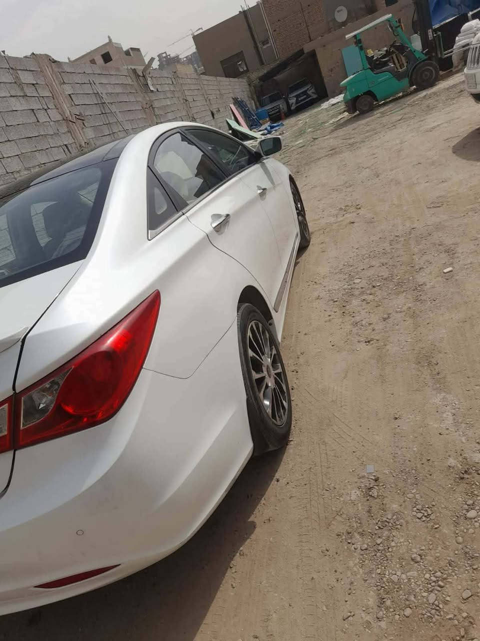 سوناتا خليجي للبيع ٢٠١١ بغداد رقم انكليزي هزه جديده بأسمي تحويل مباشر . قماره بانوراما اي صبغ مابيها ماعدا الدعامية الامامية مصبوغه . بيها بارد بسيط اباب السايق وبارد زغير بقبق الصندوق . مكان السياره بغداد الكرخ 
السعر . 125 ورقه
اتصال . ***********
