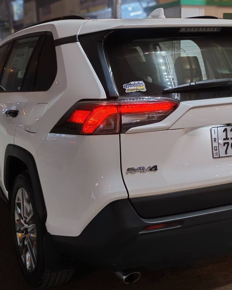 السلام عليكم... راف فور موديل ٢٠٢٠ وراد امريكي ماشيا ٥٢ الف ميل يعني تطلع بالكيلو ٨٣ الف كيلو وقابله للزياده رقم بغداد بسمي السياره فول مواصفات XLE بريميوم ياباني اصلي بانزين محرك ٢٥٠٠ على البانزين العادي ومتصرف اقتصاديه كلش مواصفاتها جلد لونين ابيض ورصاصي بلادي وداخل لونين كشن كهرباء الساءق سلايت روف بصمة تشغيل وابواب دخول ذكي فقط باللمس مع التقفيل صندوك كهرباء شفط هند بريك كهرباء اوتو  واوتو هولد ومودات قياده لايت زنون بلادي ٣ عدسات وبلاجكتور ايضا زنون بك لايت لد ويل ١٩ بريميوم رادار امامي وجوانب ونقطه عميه وتحديد مسار مانع تصادم تبريد مناخي منفصل امامي مع تبريد خلفي ومخارج ٤ شحن تلفون مع مخارج يواسبي وشحن شاحنه جام ملون بلاد ومواصفات اخرى كثيره غير متواجده ابعض الموديلات..
حادث السياره جاملغ وبنيد تبديل بلاديات  ومصبوغات صور الحادث والسونات ورقم الشاصي كله مرفق بالصور حادثها حلو راح تشف بلاستكات المكسره والايت ايرباك استيرن فقط فقط..
سياره جاهزه وحلوه ومناقصها اي شي وكلشي مكفول من محرك وكير ممفتوحات.. 
السعر ١٩٠ ورقه
 يعني تطلع بالعراقي على سوك اليوم ٢٧٧٠٠٠٠٠ سبعه وعشرين مليون وسبعميه   
مكاني بغداد حي الجهاد رقمي *********** وتساب والكورك ***********
مع تحياتي للاداره بغداد, العراق
