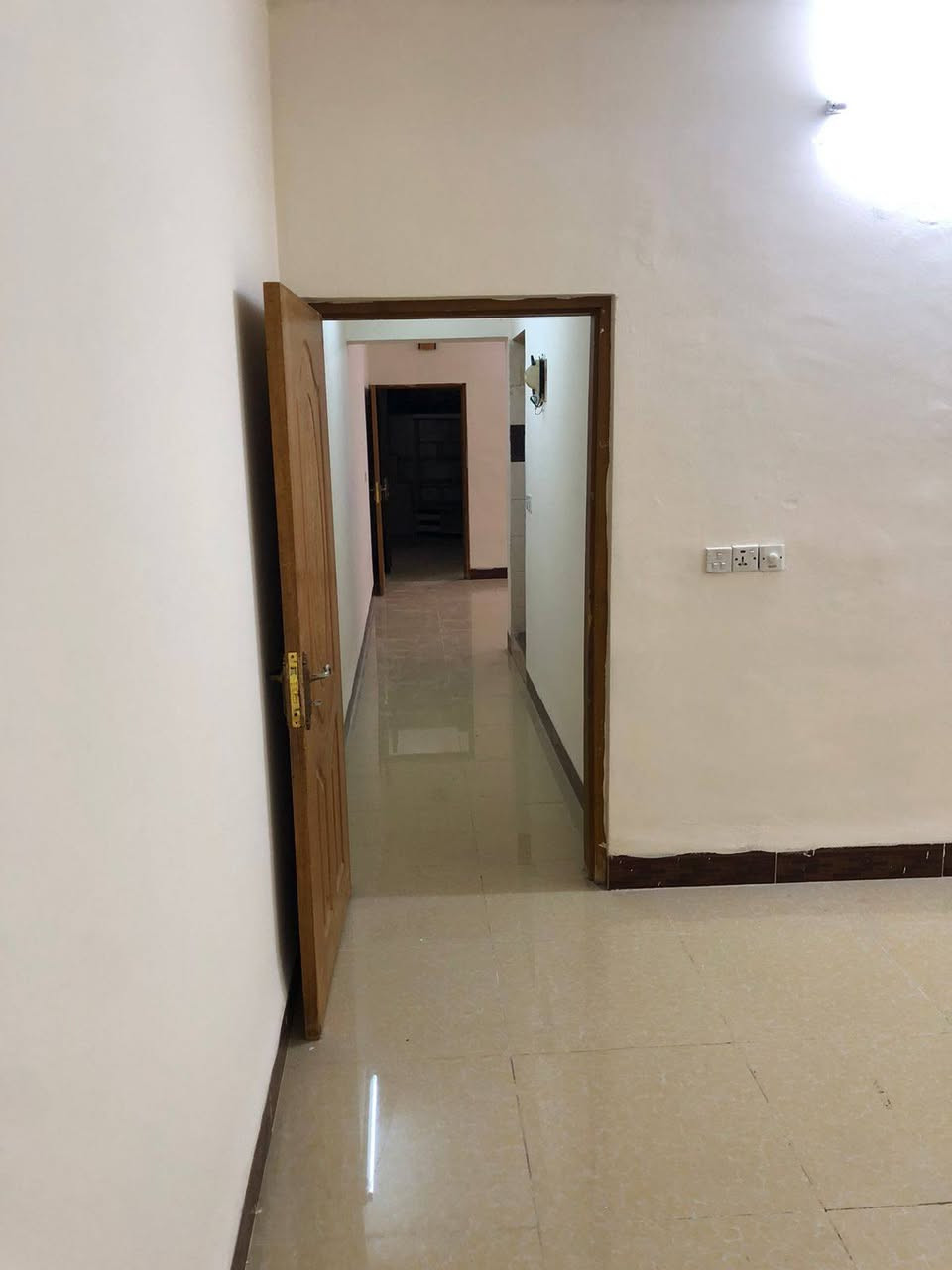 (مشتمل للايجار في كركوك في حي الخضراء )
مشتمل ١٠٠م طابق ثاني في حي الخضراء  قرب جامع السرمدي للعوائل فقط ....بناء حديث تحتوي على غرفة نوم كبيرة (٤.٥×٤) مع هول ومرافق صحية وحمام منعزل سيراميك مع مطبخ سيراميك .. وارضية الشقة كرانيت وتحتوي على كيزر كبير كما مبين في الصورة وخط مولدة ودرج موصل للسطح....الايجار الشهري  (٢٧٥ الف)....(للعوائل فقط)...غير متواجد على الفيس...الاتصال بالرقم ***********
