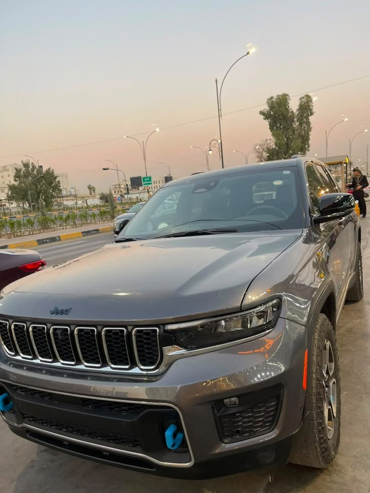 Jeep Grand Cherokee 

Trailhawk 4xe Plug-in Hybrid 2024

جيب كراند شيروكي ترايل هوك بلك ان هايبرد  

5 راكب ، هايبرد بانزين وشحن 

ماشية 4 الف ميل. بحالة الزيرو

بدون رقم كاتي تترقم شمالي فقط

المواصفات :- 

تو كلر قماره اسود 

3شاشات 

جكات 

5انضمة قياده 

تدفئة تبريد كشتات 

نضام سماعات هواي موصفات بيها  

فور ويل 4-4

٥ كامرا وحساسات خلفيه بريك).

كشنات جلد امامية تدفئة وتبريد وميموري.

تدفئة بالستيرن.

تبريد وتدفئة ٣ مناطق التحكم بيها منفصل ( السايق والراكب والخلف كل واحد وحد).

بردات خلفية.

تشغيل عن بعد .

شاحن واير ليس.

تحكم ستيرن كهرباء.

شاشة كبيرة.

5 مودات للقيادة مع off-road mode.

حساسات امامية وحساسات خلفية .

رادار امامي وخلفي وجانبي مع تنبيه نقاط عمية وبريك تلقائي امامي وخلفي.

 
الضرر موجود رقم الشاصي 

السعر 220$ وبيها مجال

 مكان اربيل موصل  

***********
