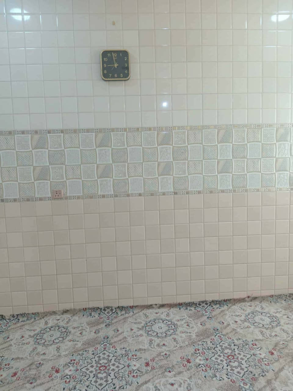 السلام وعليكم دار للبيع المساحة 250السند25البيت يتكون من غرف عدد ٢ومطبخ واستقبال والصاله وبيتونه ٨×٤الخدمات ماء مجاري كهرباء يبعد عن الشارع العام 100متر  العنوان الصويرة خلف المعارض السعر 73وبي مجال للاستفسار *********** @إشارة
