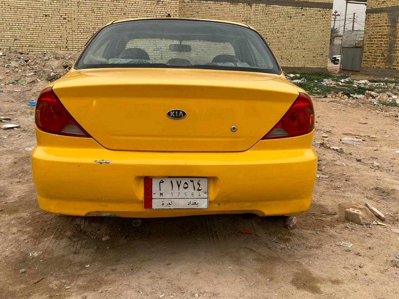 سيارة كيا موديل قديم لون أصفر بحالة جيدة. تمتاز بالمتانة والاعتمادية، مقاعد مغطاة بكَسْوة جديدة بتصميم مميز. مثالية للاستخدام اليومي ولمن يبحث عن سيارة اقتصادية وصحية للعمل.