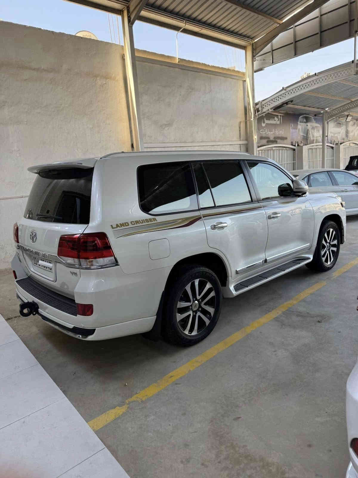 الحسن لتجاره السيارات 
العنوان-واسط الزبيديه

لاند كروز 2019 ابريم الأصلي 

مكفوله كلش جديده 

السعر 560$ مجال بسيط 

***********
