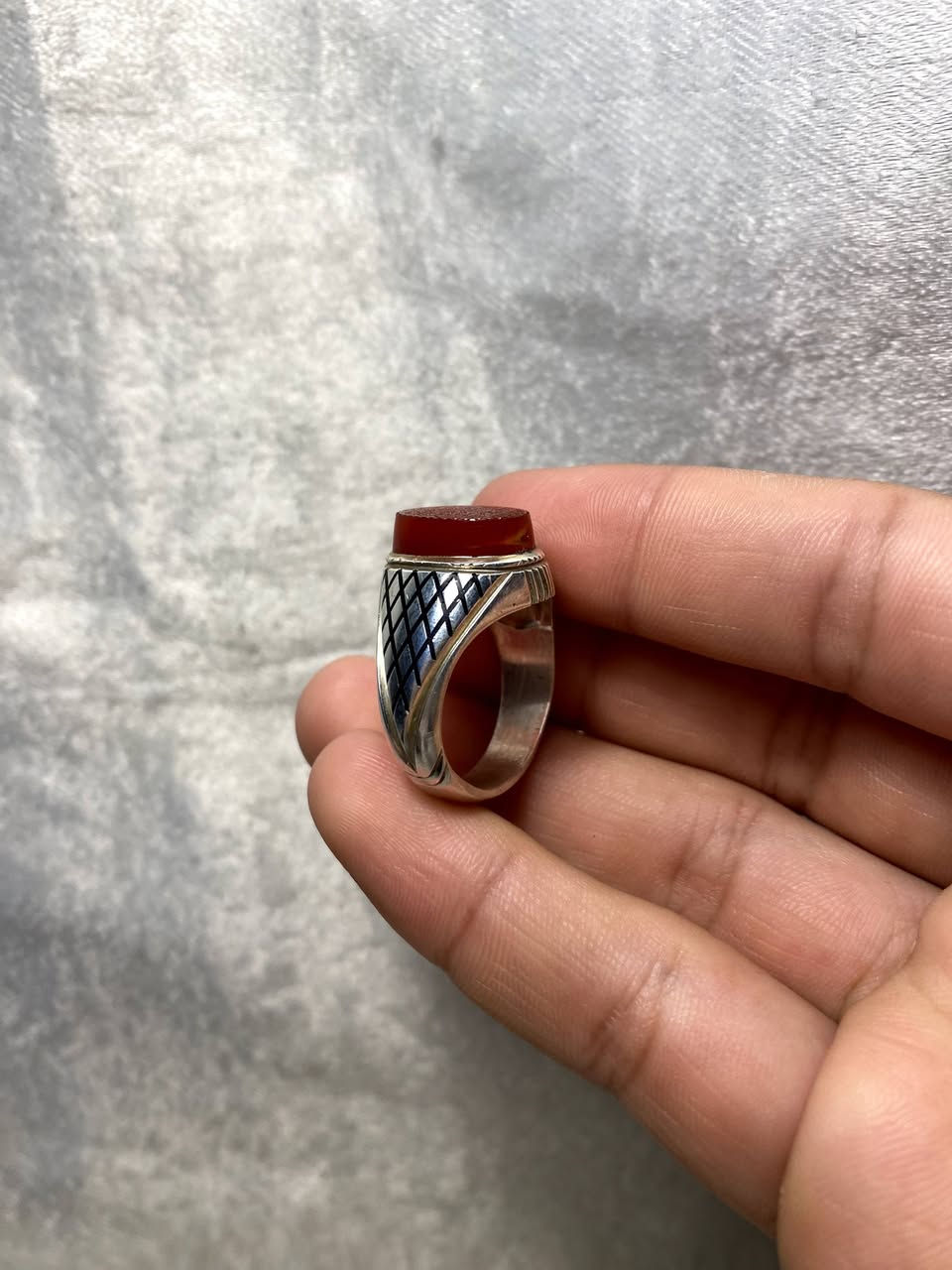 اللهم صل على محمد وآل محمد
خاتم من العقيق اليماني لون احمر 
طبيعي غير معالج خام جميل جداً 
مقاس الخاتم 23 مقاس الحجرة 15 ملم 

مخطوط الاية الكريمة ﴿ اللَّهُ لَا إِلَهَ إِلَّا هُوَ الْحَيُّ الْقَيُّومُ لَا تَأْخُذُهُ سِنَةٌ وَلَا نَوْمٌ لَهُ مَا فِي السَّمَاوَاتِ وَمَا فِي الْأَرْضِ مَنْ ذَا الَّذِي يَشْفَعُ عِنْدَهُ إِلَّا بِإِذْنِهِ يَعْلَمُ مَا بَيْنَ أَيْدِيهِمْ وَمَا خَلْفَهُمْ وَلَا يُحِيطُونَ بِشَيْءٍ مِنْ عِلْمِهِ إِلَّا بِمَا شَاءَ وَسِعَ كُرْسِيُّهُ السَّمَاوَاتِ وَالْأَرْضَ وَلاَ يَؤُودُهُ حِفْظُهُمَا وَهُوَ الْعَلِيُّ الْعَظِيمُ ﴾ ( الكرسي ) كاملة 

بخط الاستاذ ✍️ (عرفانيان) من تلاميذ الاستاذ (عباس ظابطي)
ملاحظة مهمة : ( السعر غير مناسب 🤍 ) 

للاستفسار خاص او واتساب *********** 
توصيل جميع محافظات العراق 🚘
