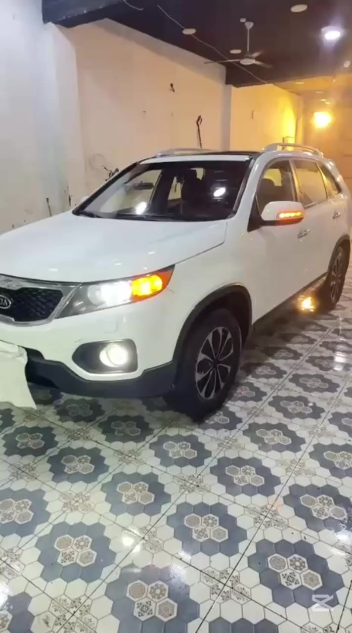 سورنتو موديل 2013 اصل كاز كاز دخول جديد كصه جنطه  سياره فول مواصفات بصمه بنيرامه فتحتين سياره على واضع الشركه جديده كارتون بعته بدهن كوريا كير مكينه كفاله حداديه طخم تاير جديد تبريد ثلج برغي ما بيه نقص سعر 58 وبيه مجال هاتف *********** مكان العماره
