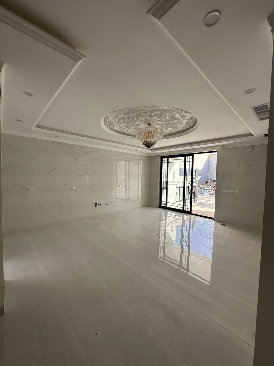 للبيع بيت vip مميز جدآ في اربيل منطقه 32بارك من ارقى مناطق اربيل وفي المربع الذهبي يعني انت تسكن بارقى منطقه بسعر مناسب
البيت طابو صرف يسجل باسم اي شخص عنده جنسيه عراقيه
البيت واجهه مرمر ارضيه بورسلين نقوش مغربيه بلاضافة دكتات على كل بيت 
شبابيك البيت طبقتين عازله حراره واتربه
البيت مساحه 250متر
5غرف نوم 3غرف ماستر
مطبخ حار وبارد
واستقبال منعزل وهول داخلي
البيت صفر مامسكون ولا لحظه وجاهز للسكن 
للاستفسار عن سعر ارسل تعليق وتدلل او مراسلتنا على ارقام
*********** أربيل, العراق
