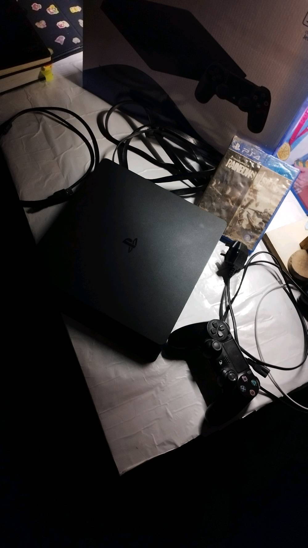 جهاز بلايستيشن 4 سلم اخو الجديد 1 تيرا وويا قرص
 الجهاز ما مفتوح ابد افحص و شوف 
يجي ويه الجهاز كيبل Hd اصلي طويل 
و قرص ريمبوسكس نضيف ما بي ولا شخط 
و كيبل شحن طويل لليده
ويده اصليه ما مصلحه ابد 
الجهاز مال جناي يعني ما تعبان ابد 
وياه كارتون 
نظام الجهاز 13.04 
الجهاز تاخذه و تنام ما تفكر ب اي شي 
السعر 250 وبي مجال بسيط حگ الجيه 
متواجد وتساب فقط
الموقع-البصرة الجبيلة
 ***********-0772344520
