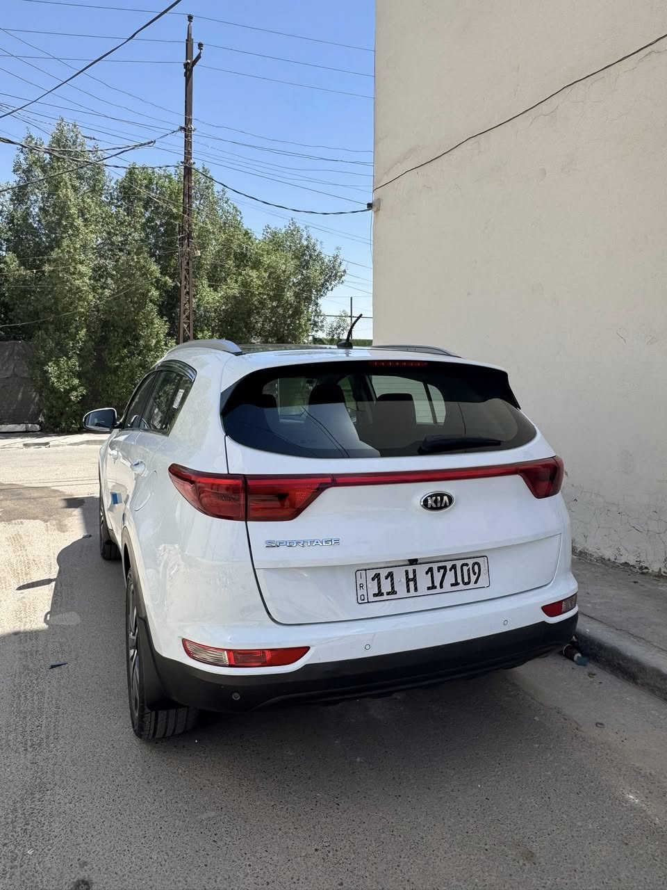 السلام عليكم سبورتج 2018 خليجي السياره جديده كلش
المواصفات 
بانوراما 
داخل اسود ملكي 
كشتات مخمل 
ويل كب جبير 
مانع انزلاق 
وضعيات قياده
شاشه ايباد
وباقي المواصفات المعروفه 
رقم بغداد الدولي باسمنه 
السياره مكفوله عده بارد قليل جدا بل باب الخلفي
السعر 178 وبيها مجال بسيططططط
مكاني حي الاعلام 
***********☎️
