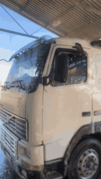 فالفو شخاطه موديل2000 بلادي سنكل امامي سياره مابيها نقص برغي جاهز بشغل حالياً وراها نساف مال حنطه حموله50 طن حنطه سنويه ارقام كلها جديده السعر310 وبيها مجال لشراي ***********
