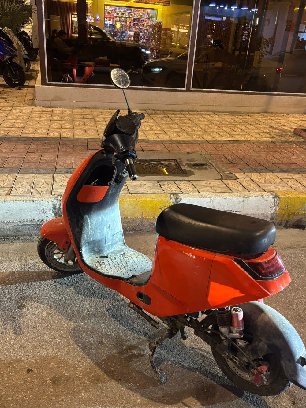 دراجة شحن نظيفه باتريات جدد سرعتها 80 
مابيها اي مشكله كلشي بيها شغال ونظيف خمس بطاريات مكاني حي الثورة