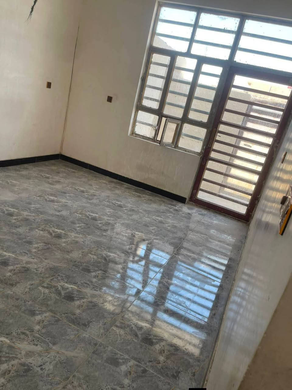يوجد بيت للبيع في الدوره هورجب 
خلف الاروائي بشارع الفران طابق واحد بنص السوك 
مساحته ١٠٠ متر واجهته ٥ ونزال ٢٠   سعر 45 مليون ✓      
 طابو زراعي سند ٢٥ مكاتبه وقرار محكمة 
للإستفسار ***********  وستاب رصيد
