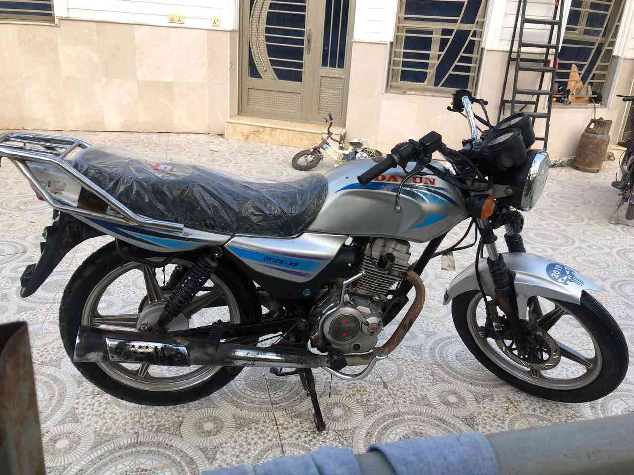 السلام عليكم ورحمه الله دراجه دايون 2019 اوراق باسمي مفتوحه شلعتها تخبل  شرط اذا وكفت عندك ترجعها كلش حلوه مكاني كربلاء الحسينيه القنطره البيضاء السعر 850 وبيها مجال للشراي
للتواصل (((اتصال علا رقمي ***********)))
او ((((((((واتساب***********))))
