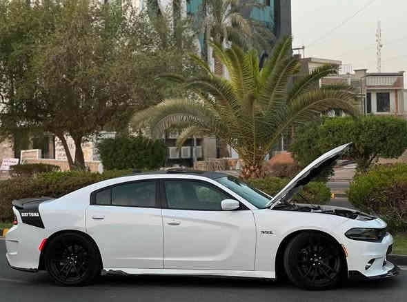 سلام عليكم  
جارحر  دايتونا  موديل 2020.  ماشيه 38 الف جديده.  مكينه 6400srt بدون شخوط. 
موصفات
فتحه سقف 
لايت زنون 
كشنات كنتاره. 
كشن حار بارد 
قماره سوده بلادي 
فج برمبو  
ستتم صوت 8 سمعات ودمام الباين
سياره. حادثها.  بيان. ثنين وبدايه جاملغ لمامي.  مبدلات نفس لون بدون صبغ يعني.   وبجمها كله بلادي  وسياره كلش بالحقيقه ناصبه.   ارباك فقط. برده بيها.   يعني دشبول. مطاك. بعده بلادي هوه ودركه 
***********مكاني بغداد بغداد
