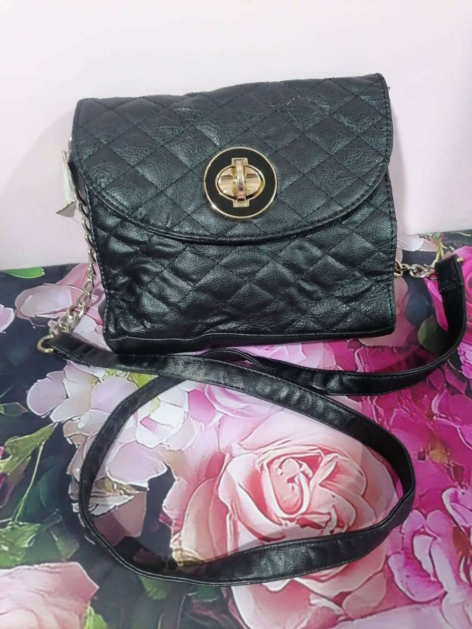 السلام عليكم  جنط نسائيه عنوان المحل ابي غرق السوك مقابل مجمع الحسين الطبي مجاور  ابو الالبان فرع المخبز الاتصال *********** اهلا وسهلا يوجد توصيل
