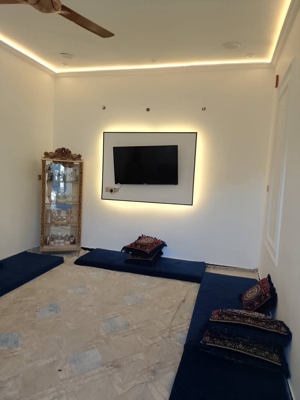 السلام عليكم بيت للبيع بلجغيفي الثانيه بشارع جامع الذكر الحكيم بصف اسواق ايمن مساحته 150متر طابقين الطابق لأول طابوق الثاني بلوك  الجوه بيه استقبال ومطبخ وغرفه وصاله الطابق الثاني بيه 3غرف وصاله وحمام 
عارضه 125 وبيه مجال بسيط 
رقم الهاتف ‏‪0785 947 9956‬‏
