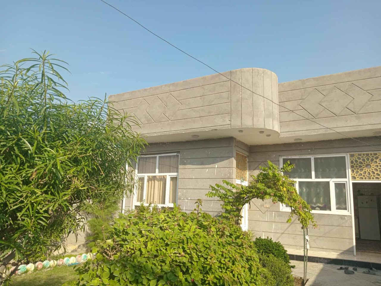 دار للبيع المساحه 250سند25الخدمات ماء مجاري كهرباء البيت يتكون من غرف ٢وصاله 5في8واستقبال ومطبخ   السعر 75العنوان الصويره حي الجهاد خلف المعارض يبعد عند الشارع  العام تقريبا 150متر للاستفسار على الرقم ***********او***********الخاص مفتوح
