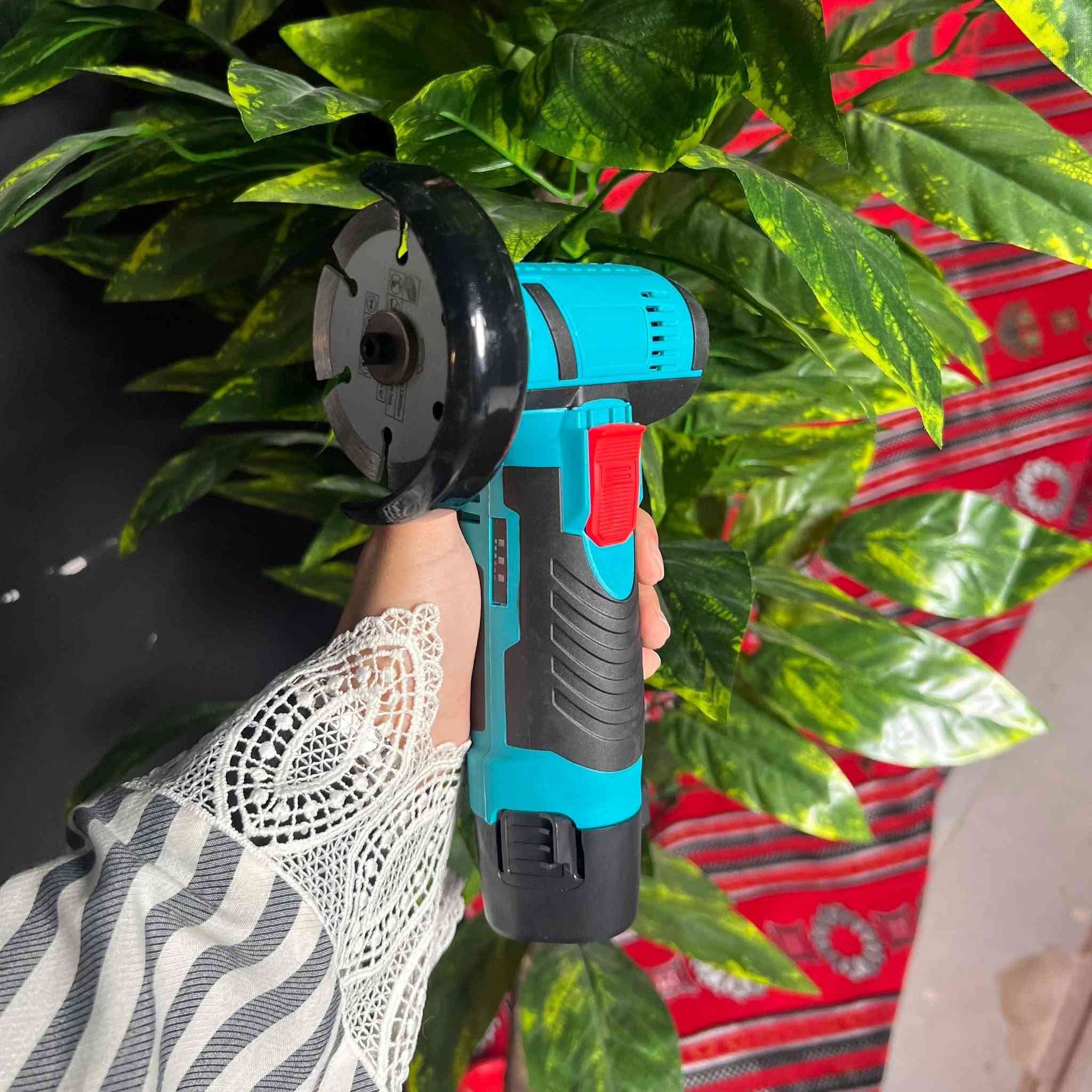 كوسرة  لاسلكي
• محرك Brushless بدون فحمات

• يعمل ببطارية ليثيوم Li-Ion بجهد 12V

• سرعة دوران تصل إلى 19500 دورة بالدقيقة

• مزود بزر قفل Spindle Lock لتبديل القرص بسهولة

• يدعم أقراص قص وجلخ بقياس 76 مم / 10 مم

• تصميم خفيف الوزن وسهل الحمل والاستخدام

المواصفات:
• نوع المنتج: Portable Brushless Angle Grinder
• الجهد: 12V
• نوع البطارية: Li-Ion
• السرعة بدون حمل: 19500 RPM
• قياس سن المحور: M5
• قطر القرص: 76 مم
• قطر الفتحة: 10 مم
• الوزن بدون البطارية: 0.7 كغم
• متوافق مع بطاريات 10.8V و 12V
• يحتوي على Spindle Lock

محتويات العلبة:
• جهاز الصاروخ الكهربائي
• بطارية عدد 2
• اقراص قص

السعر 30 الف والتوصيل مجاني


**إذا كنت صاحب هذا الإعلان وتريد حذفه لأي سبب، رجاءا أرسل رسالة إلى الدعم الفني**
