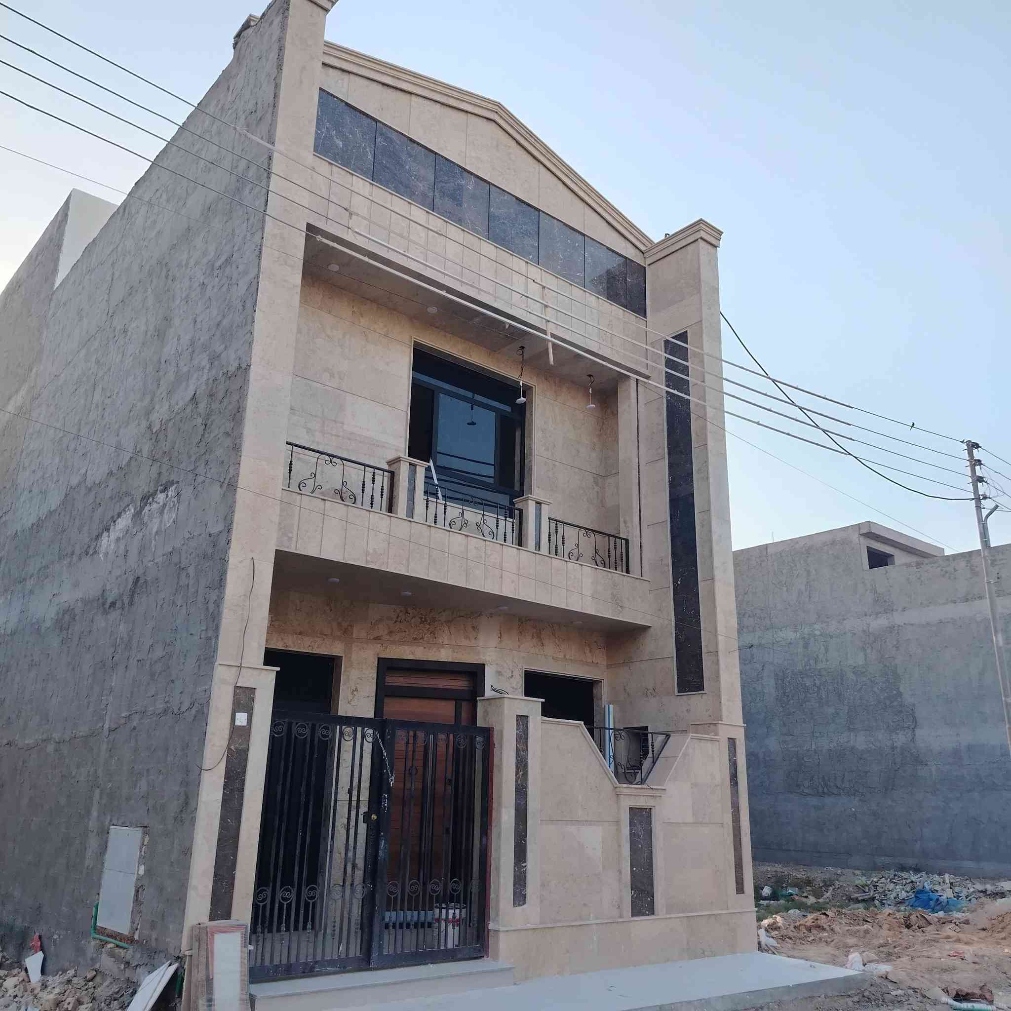 السلام عليكم  بيت للايجار  ١٠٠ متر مكونة من  استقبال وصاله  ومطبخ  و٣ غرف نوم 
بيت جديد زيرو  مامسكون
سعر الايجار ٧٠٠ الف
النسيم شارع الثالث
تلفون ***********
