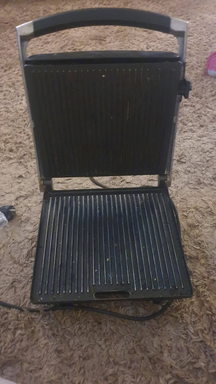 مكناسه بخاريه لتنضيف الطباخ والسيراميك السعر ٣٥ كابسه صاج الحجم الوسط ٣٥ جربايه اطفال الحد عمر ٦ سنوات السعر ٧٠ مع الدوشك مالته طبي حي العامل ***********
