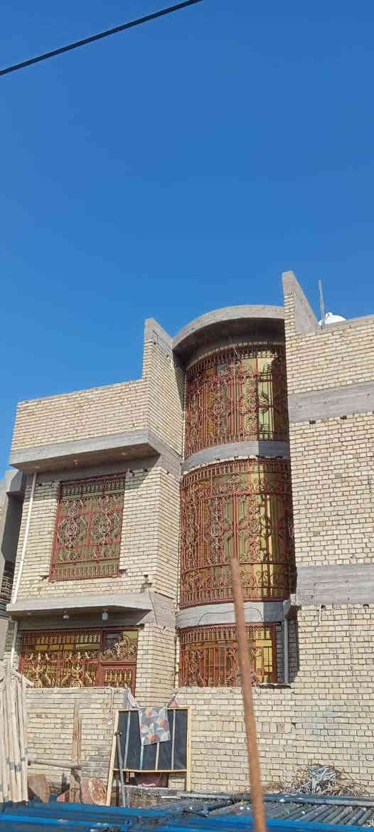 بيت للبيع طابو صرف طابقين البناء طابوق جمهوري درجه اولى ..الطابق اللارضي مرمر 60*60..والدرج مرمر
والطابق الثاني بورسلين هندي 60*60 تفاصيل البناء ..الطابق الاول يتكون من استقبال 4*8.25 وصاله 9*4.25 وغرفة نوم 5*4 ومطبخ 5.25*4  ومجمع صحيات 2.25*4 ودرج دور  ومدخل 2.25*2....كراج 7متر ..صحيات خارجي 
الطابق الثاني ..
3غرف نوم 5*4 وصاله 9*4.25 ومجمع صحيات 4*2.25 ومطبخ 4*2.25
ملاحظه ..ارتفاع البناء 3.40 الكهرباء والكاميرات بوري ...السطح فرشي درجه اولى ....المساحه 200متر بناء ...و  ...الموقع حي الحسين ابي غرق يبعد عن الشارع العام حله..كربلاء 400متر ....
للعلم ..تم تشيد البناء من قبلي

رقم الهاتف ***********
