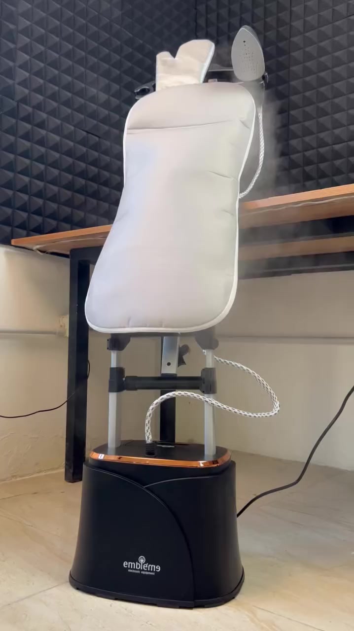 جهاز كوي بخاري 2×1 (ستاند ومنضدي) امبليوم 1950 واط – خزان 2.2 لتر

الاستخدامات:

كيّ الملابس بالبخار بشكل عمودي على الستاند.

استخدامه كمنضدي (طاولة كي) للكيّ التقليدي.

مناسب للقمصان، الفساتين، البدلات، الستائر والمفروشات.

إزالة التجاعيد بسرعة دون الحاجة لمكواة ثقيلة.

مثالي للاستخدام المنزلي اليومي.

المميزات:

قدرة كهربائية عالية: 1950 واط.

تصميم 2 في 1: استخدام ستاند عمودي أو منضدي.

سعة خزان ماء كبيرة: 2.2 لتر.

معدل ضخ بخار: 30 غرامدقيقة.

وقت تشغيل يصل إلى 70 دقيقة.

تحكم بثلاث مستويات بخار (Level 3).

تسخين سريع مع مؤشر ضوئي.

لوح كي مدمج قابل للطي.

عمود قابل للتعديل بالارتفاع.

رأس بخار واسع لتوزيع أفضل.

قاعدة ثابتة مانعة للانزلاق.

ملحقات إضافية: فرشاة بخار + قفاز حماية.

ضمان سنة من تاريخ الشراء

محتويات الصندوق:

جهاز الكي البخاري مع القاعدة.

لوح كي مدمج.

رأس بخار.

فرشاة بخار.

قفاز حماية.

دليل استخدام.

كارت ضمان.

الملاحظات:

قياس الكارتون: 41 × 28 × 41 سم.

يعمل على كهرباء 220–240V.

يفضل استخدام ماء نقي لتقليل التكلس.

ضمان سنة حسب الشركة المصنعة.
السعر 135الف


**إذا كنت صاحب هذا الإعلان وتريد حذفه لأي سبب، رجاءا أرسل رسالة إلى الدعم الفني**