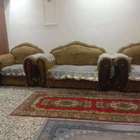 نضيف • خشب ثقيل • ١٠مقاعد