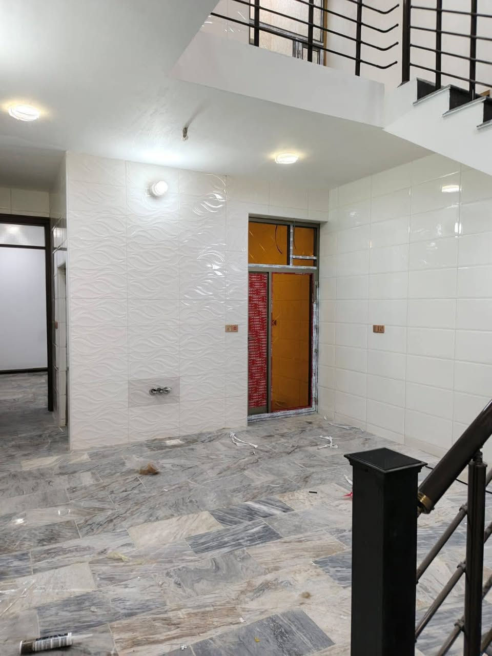 السلام عليكم يتوفر لدا مكتبنا مشتملات للبيع المساحه 100م الواجه 5ونزال 20مدخلين طابقين بناء حديث يحتوي على ثلاث غرف نوم واستقبال وحولي كبير وخدمات فوك وخدمات جوه وخدمات خارجيه وكراج صغير موقع المشتمل الشعب قرب شارع عدن خلف جامع الجهاد بلشارع العريض عرض الشارع 20م ورصيف 8امتار الاستفسار مكتب الشعب للعقار ***********
