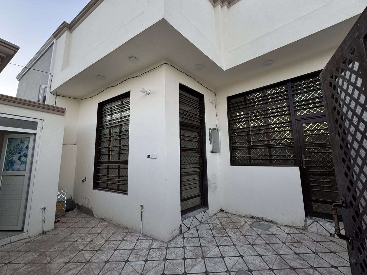 بيتين مساحة ١٤٠م طابو زراعي خلف محمد كامل. 
يحتوي البيت الواحد على (استقبال_صاله_غرفتين_مطبخ _صحيات)
سعر كل منهما ٩٠وبي مجال  قابل للمراوس 
للاستفسار زورو مكتبنا 

للاتصال ***********
***********
***********
