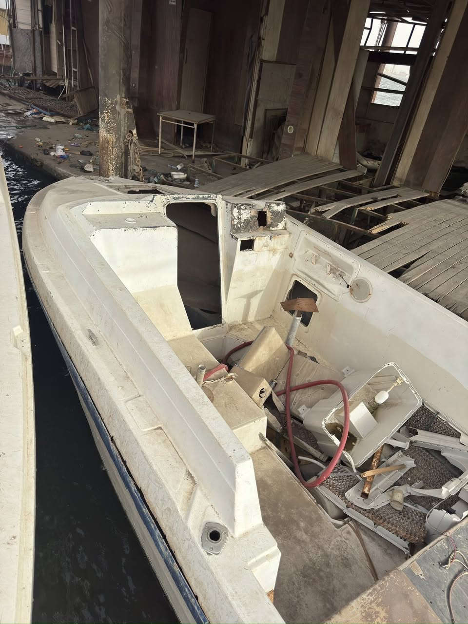 زورق للبيع يرادله دوشمه وصبغ ومكينه بيه غرفه طوله 6 متر يحمل 7 اشخاص و4 اشخاص داخل الغرفه السعر مليونين المكان البصرة هاتف ***********
