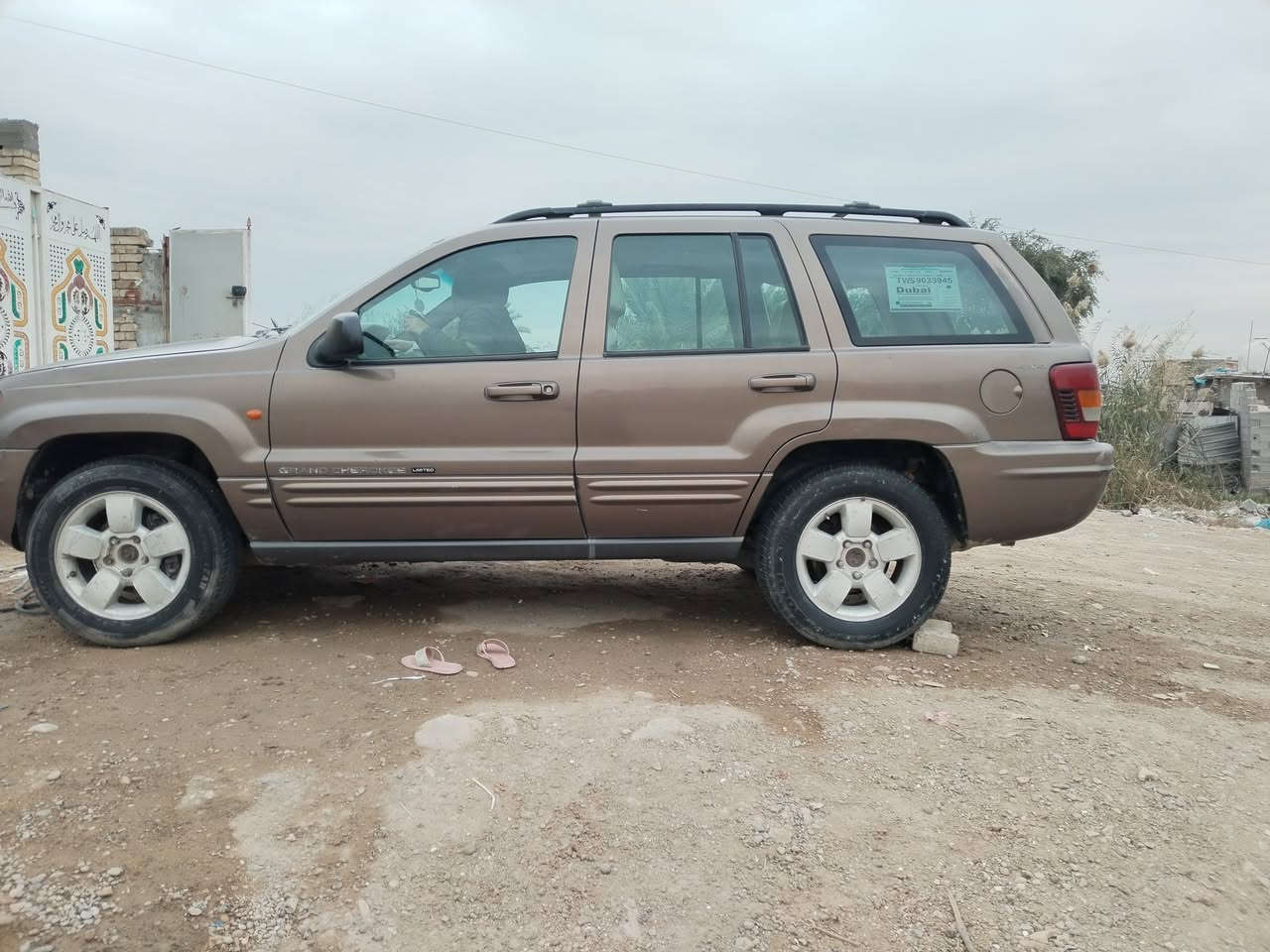 السلام عليكم،، جيب شيروكي موديل 2001 رقم بغداد انكليزي باسمي ابلاديه بيه طخات زغار ما ممصلحات زغار مثل ما موظح بصوره ونقصه تنته تعبانه محرك كير ففتي3000 علفحص لا تنقيص ولا تبخير فتحه سلايد روف تخم تاير ويل كب صدر امامي وخلفي نص عمر تبريد  غراظه موجوده مكان السياره بغداد الشعله سنويه لغايه 2026 
سعر المطلوب ٥٨ بيه مجال بسيط
اي استفسار الأتصال على ***********
 لحد الثامنه مساء
اخوان اعتذر عن المراوس،،،
