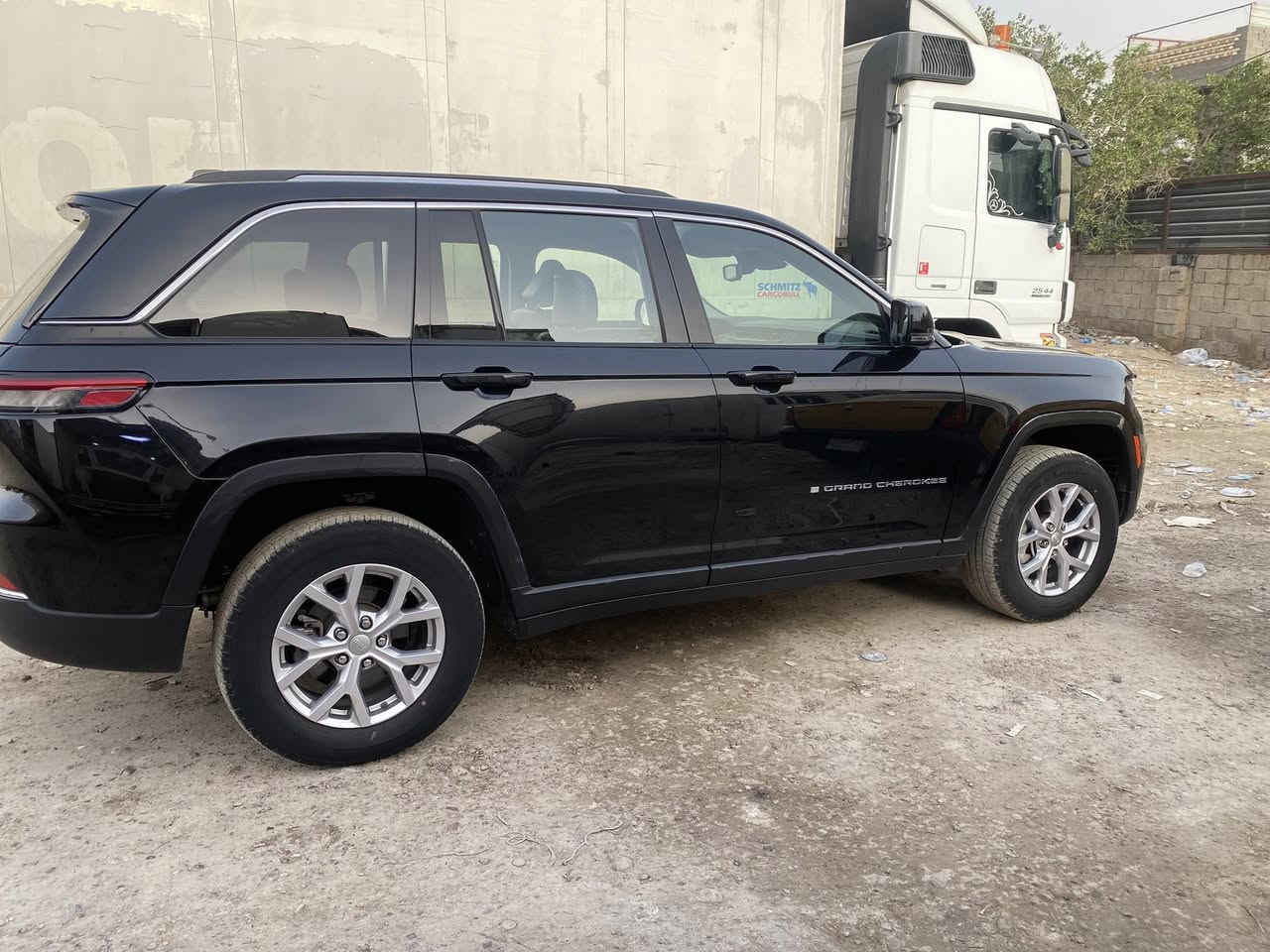 سلام عليكم جيب لمتد موديل ٢٠٢٣ معروفه مواصفات لمتدد رقم شبه مميز حادثها قبق جنطه مبدل نفس لون وصبغ جاملغ خلفي فقط سعر ٢٧٥ وبيها مجال الاستفسار رقم ***********
