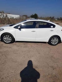 للبيع كيا سيراتو ابيض 2014 خليجي  المواصفات اسلايت  1- محرك حجم ٢٠٠٠دو...