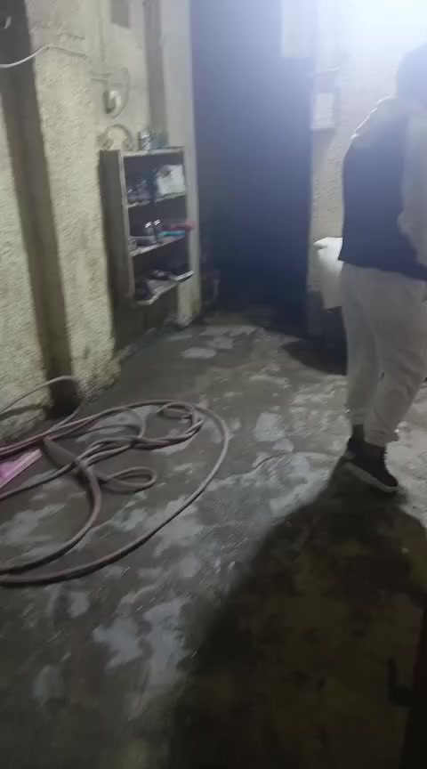 سلام عليكم بيت رهنيه مساحه 90 متر يحتوي على طرمه وصاله ومطبخ وصحيات وغرفه وطابق ثاني غرفتين وحولي وسطح رهنيته 25 ايجار 150 مكان الحريه بثانيه محلة 428 مكتب المقاول *********** واتساب
