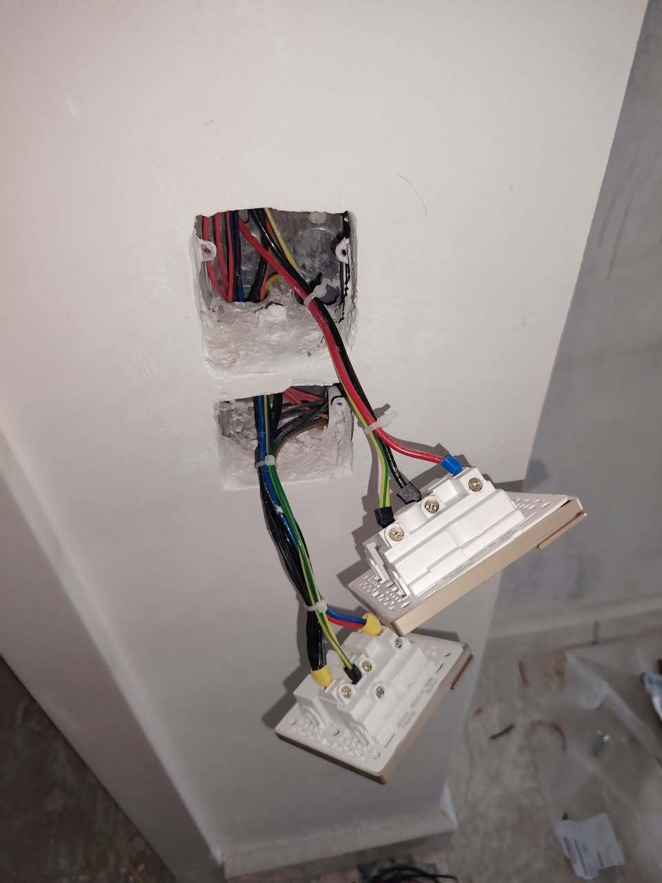 سلام عليكم حبايب
محتاج عمل كهربائي مكاني ناصريه مركز 
خلفاتنه الي محتاج كهربائي وتاسيسات صحيه
اطلع وياه باليوميه  وهذه شغلي 
لتواصل *********** او عالخاص
