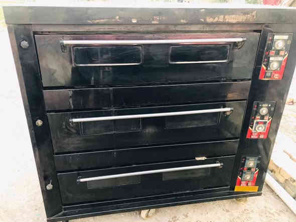 للبيع فرن طبقي 3خانات نظيف كلش ارضيه حجر 
 السعر مليونين وبي مجال 
***********
