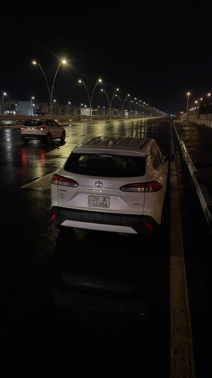 السلام عليكم كورلا كروس 2025 صيني فول مواصفات ماشيه 18000 كفاله عامه السياره رقم كوت باسمي تحويل ثاني يوم 
مكاني بصره 
  
محرك 2000 سي سي - 4 سلندر هايبرد دفع أمامي 
نافل حركه 6نمر 
جنوط قياس 17 إنش
حمالات
دخول وتشغيل بصمة (عدد 2) ذكي 
إشارات على المرايا الجانبية
تحكم كهربائي كامل بالنوافذ
مقاعد مخمل
تبريد أمامي وخلفي
نظام مراقبة ضغط الإطارات TPMS
نظام رادار أمامي ومثبت سرعة
أنظمة سلامة متقدمة:•

نظام تحذير التصادم الأمامي
نظام التوقف التلقائي.

نظام تحذير الخروج من المسار.
نظام البقاء داخل المسار
ABS نظام
**USB-CC منافذ
السعر : 180 وبيها مجال بسيط
***********
