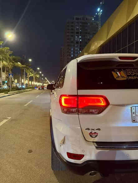 جيب كراند شيروكي خليجي اكلين فول مواصفات1/1
‏‎الموديل : 2020
‏‎اللون ابيض
-سقف بناراما وفتحه
-3شاشات كبيره
-داخل بيجي مميز
-ويل 20
‏‎-المقاعد الأمامية كهربائية .
‏‎- المقاعد الأمامية تدفئة وتبريد
‏‎- نقطة عمياء بلمري رادار جانبي.
‏‎- فتحات usb للمقاعد الخلفيه 
‏‎- تشغيل عن بعد
‏‎-  ستيرن الجلد  .
‏‎-  تدفئة ستيرن . 
‏‎-  الشاشة كبيرة مع GPS . 
‏‎- حساسات 360
‏- apple carplay واندرويد اوتو
‏‎- صندوق كهربائي .
‏‎- حساسات أمامية اصلية .
‏‎- كاميرا خلفية اصلية دواره  .
‏‎- زراك اوتو ويا الامطار.
‏‎- مرايا متحسسه للضوء العالي .
‏‎- محدد سرعة( كروز سرعة ). 
‏‎- رادار خلفي نظام بريك اوتماتيكي.
‏‎- نظام مانع انزلاق .
‏‎- جنطة كهرباء وفتح وسد عن بعد
‏‎- نظام معرفة ضغط الاطارات.
‏‎- نظام اقتصاد بالوقود eco.
‏‎- نظام sport
‏‎- نظام تقليل السرعة بالمنحدرات
محرك 3600
‏‎- بصمة.
رقم بغدادالجديد هزه وسنويه جديده بأسمي السياره تحويل ثاني يوم

سياره جديده بمعنى الكلمه 
***********
عنواني /بغداد
